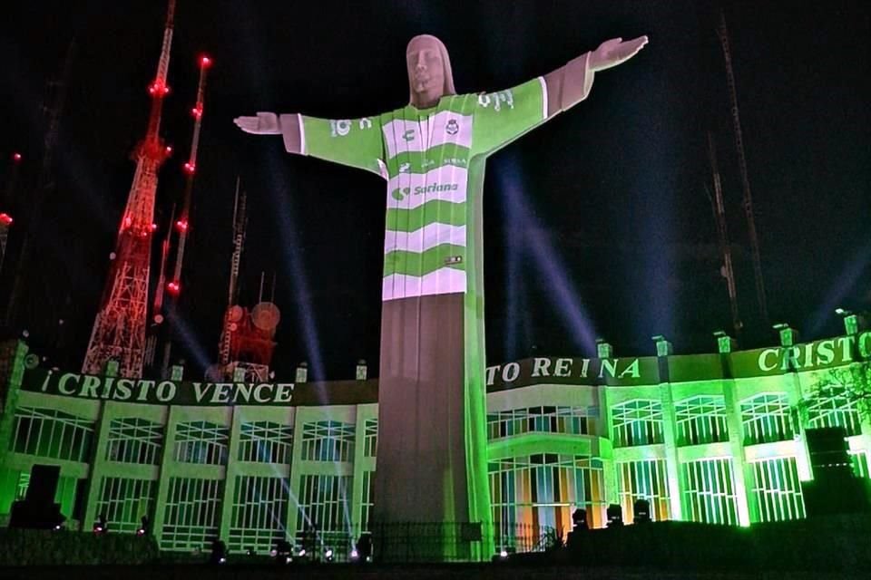 El Cristo de las Noas 'portó' la nueva indumentaria del Santos Laguna.