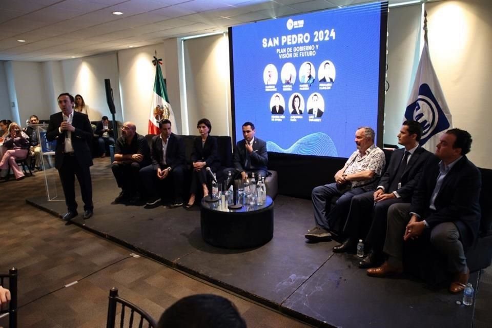 El dirigente estatal del PAN, Hernán Salinas presidió la reunión a donde asistieron los siete aspirantes a la Alcaldía.