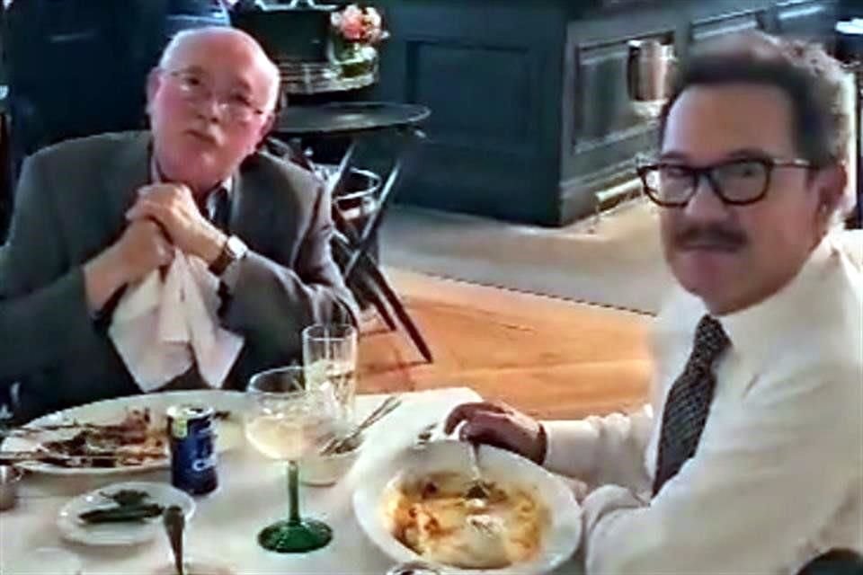 El auditor David Colmenares y el coordinador morenista, Ignacio Mier, comiendo en un restaurante de Polanco.