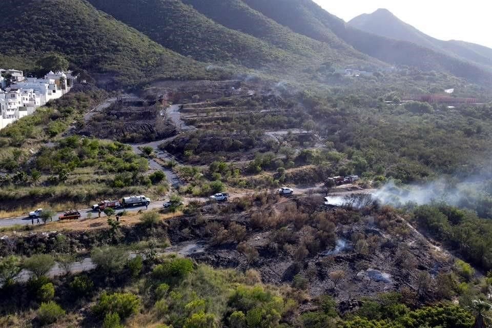 Un incendio en un terreno baldío moviliza a cuerpos de auxilio a la zona de Mederos, en la Colonia Colinas del Sur, en Monterrey.