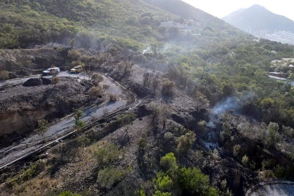 Un incendio en un terreno baldío moviliza a cuerpos de auxilio a la zona de Mederos, en la Colonia Colinas del Sur, en Monterrey.