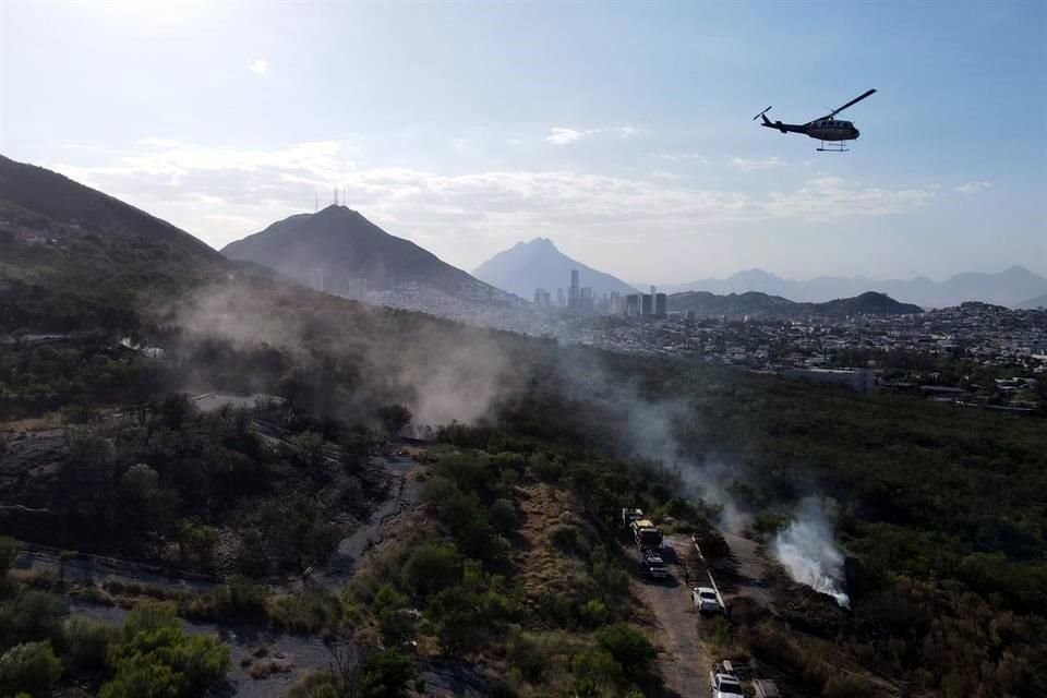 Un incendio en un terreno baldío moviliza a cuerpos de auxilio a la zona de Mederos, en la Colonia Colinas del Sur, en Monterrey.