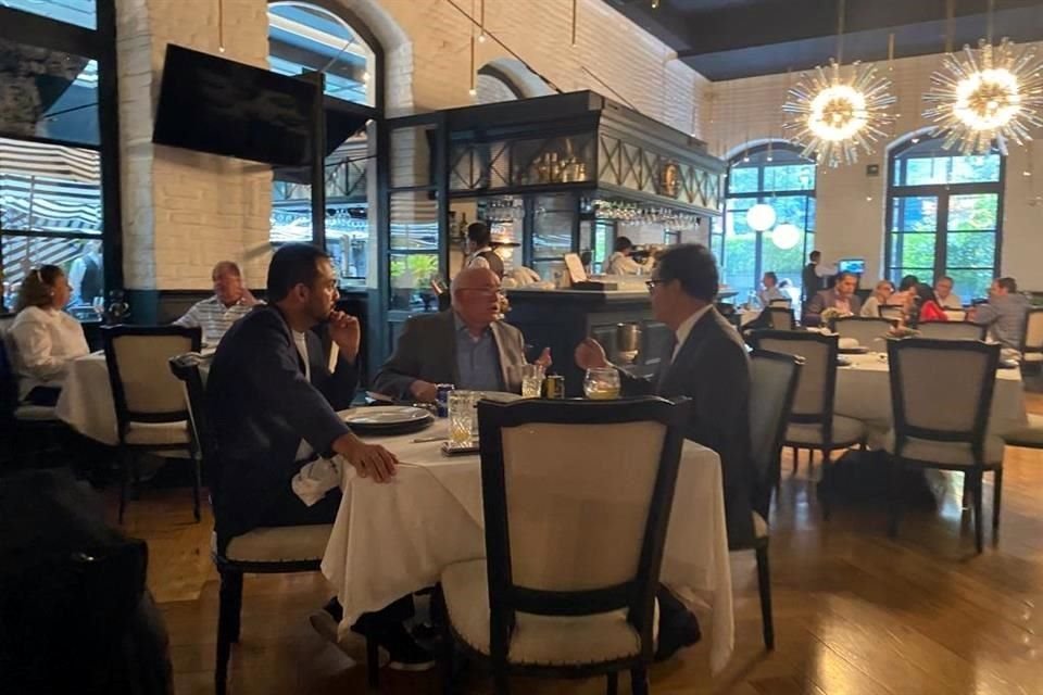 El auditor David Colmenares y el diputado Ignacio Mier comiendo en el restaurante Prendes, en Polanco.