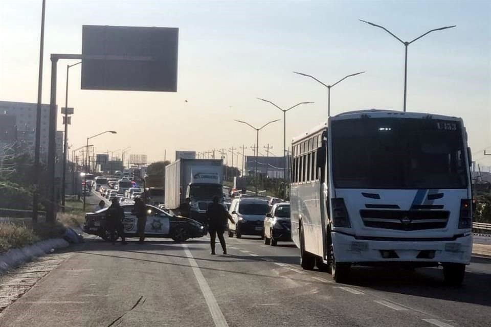 A unos 200 metros de donde quedó la unidad baleada, ubicaron a una persona asesinada a tiros.