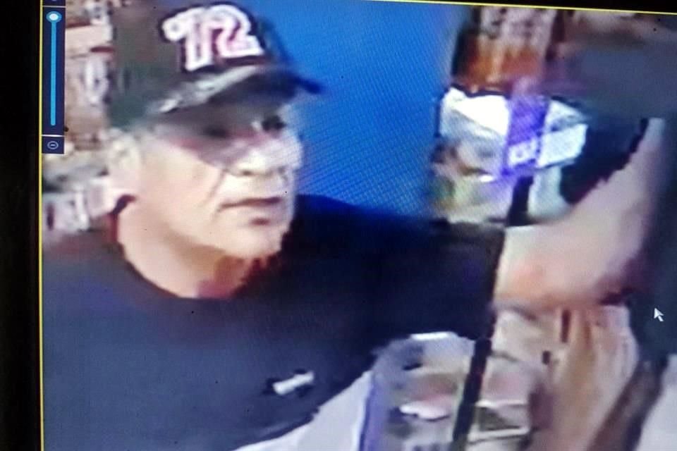 El asalto fue captado por cámaras de seguridad, y en la grabación se ve cómo el ladrón dispara contra un empleado. 