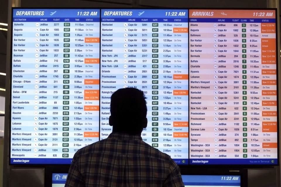 Pantalla de vuelos en el Aeropuerto de Boston. Los viajeros están sufriendo de demoras y cancelaciones debido a tormentas y falta de personal de la FAA.