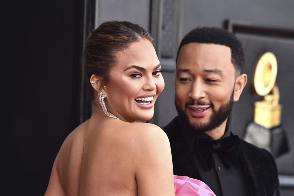 El actor John Legend y Chrissy Teigen recibieron a su cuarto hijo a través de un vientre de alquiler.