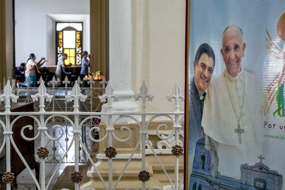 Un póster del obispo Rolando Álvarez dentro de una Catedral en Matagalpa, Nicaragua, el 19 de agosto del 2022.