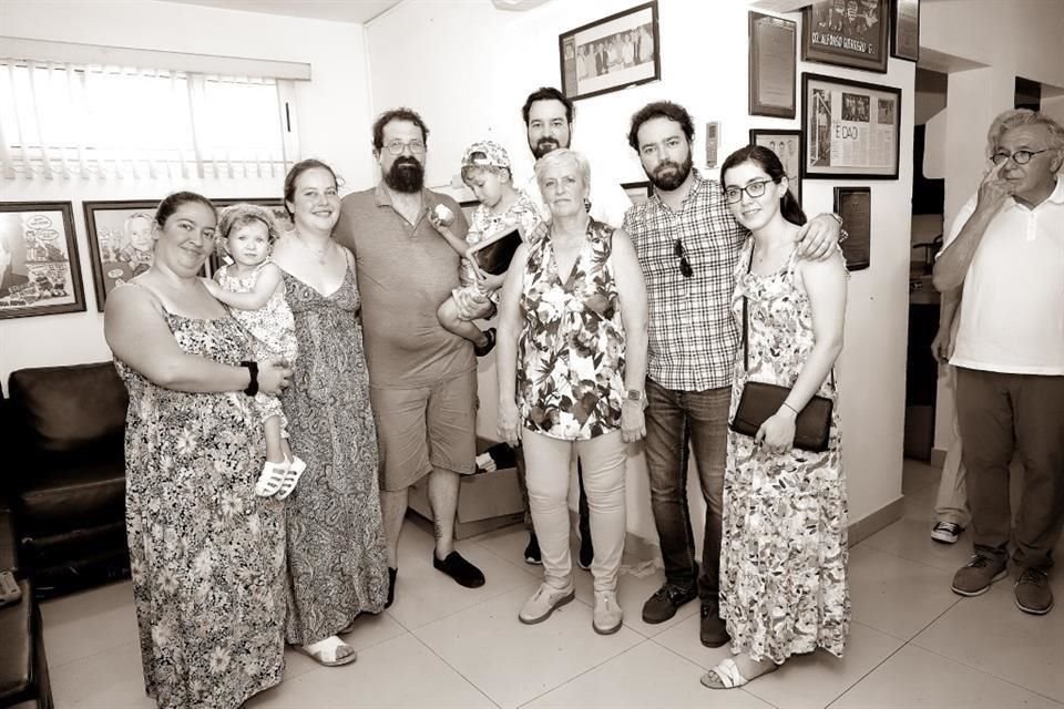 Alejandra Vela, Lua Vaniela, Almudena Vela Bolivar, Juan Carlos Vaniela, Iñaki Vaniela, Alvaro Vela Bolivar, Mariana Bolivar de Vela, Alberto Vela Bolivar y Gaby Oteiza