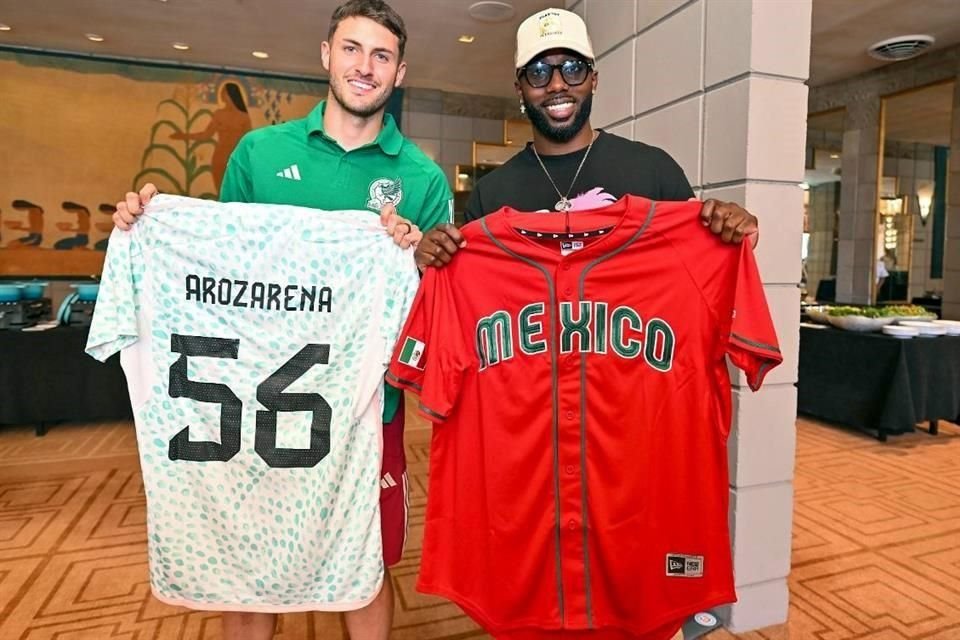 Santi Giménez intercambió jerseys con Arozarena.