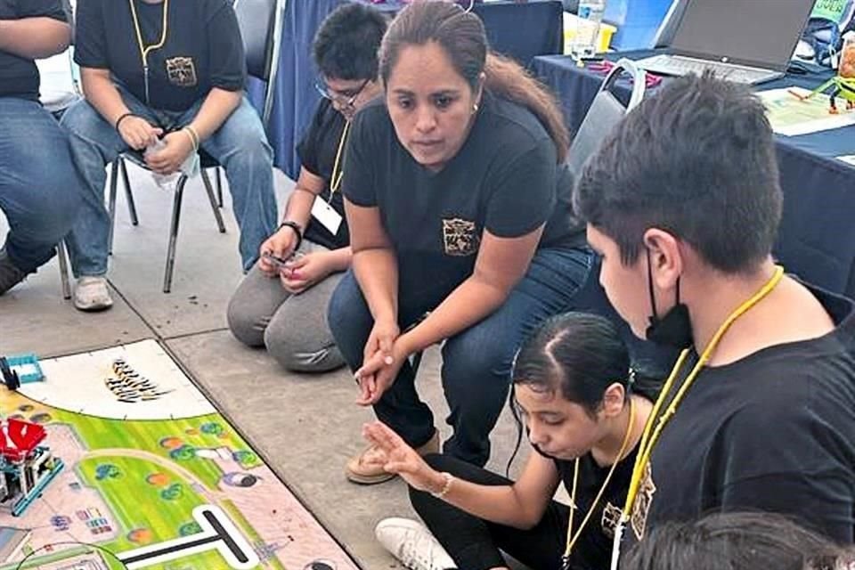 El equipo de la secundaria 68 al prepararse para mostrar su robot antes los jueces.