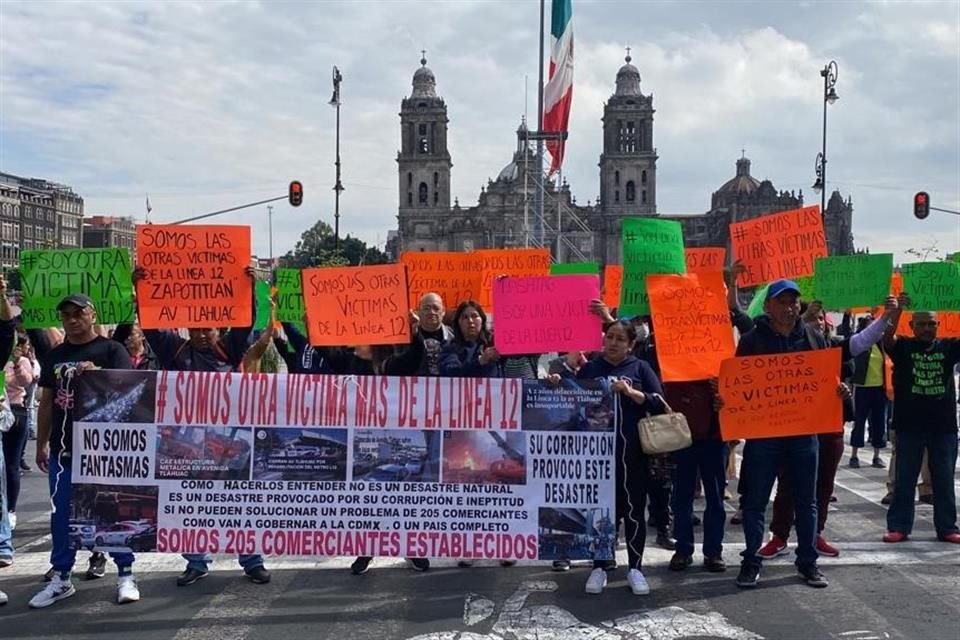 'Somos víctimas de la Línea 12', 'No soy negocio fantasma', 'Somos otras víctimas de la Línea 12', se lee en las pancartas que portan comerciantes de Tláhuac.