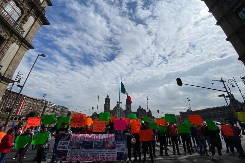 De acuerdo con los manifestantes sus negocios se ubican desde la estación Calle 11 a Zapotitlán, en Tláhuac.