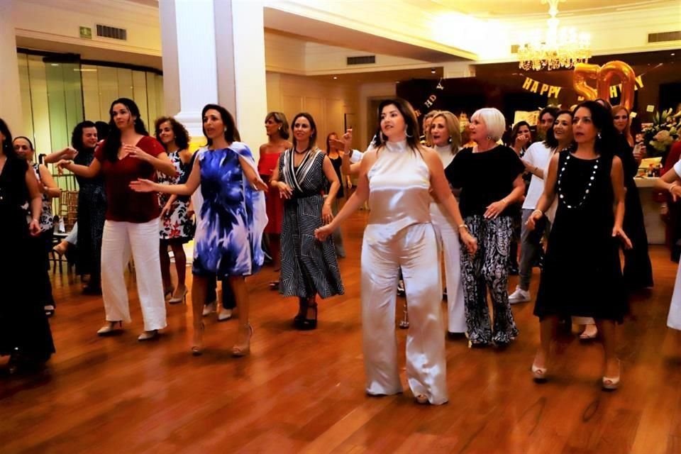 Todas disfrutaron la tarde y las coreografías de Sara Treviño.