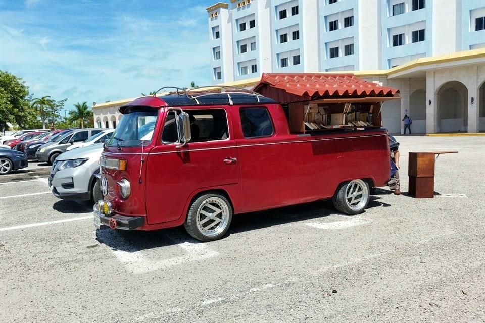 de visita en Campeche, el petista presentó el 'Noroñabus', vehículo que usará para sus recorridos por el país.