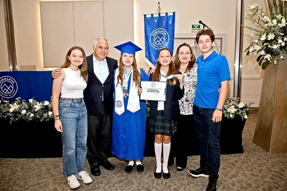 Maggie Batarse, Jesús Batarse, Sofía Batarse, Lucy Batarse, Margarita Quintanilla de Batarse y Pablo Batarse