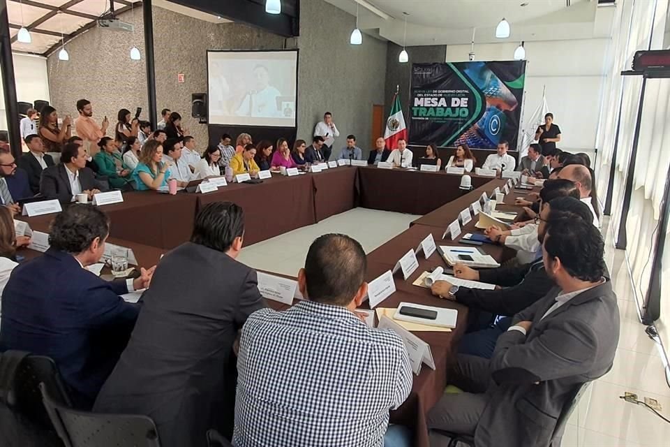 Diputados, dirigentes estatales y municipales se reunieron en el Congreso.