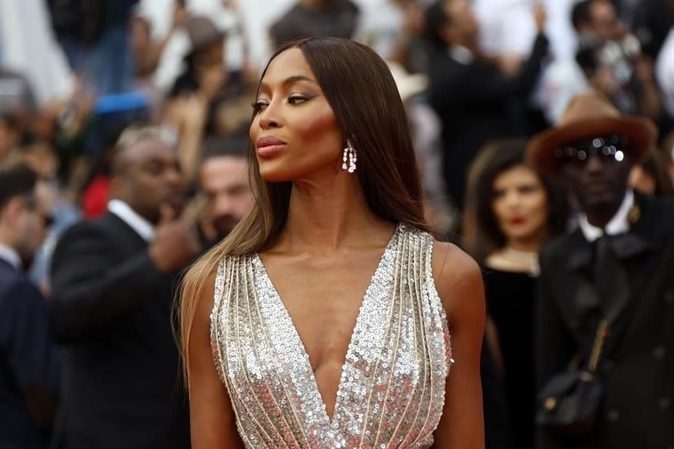 La actriz Naomi Campbell le dio la bienvenida a su segundo hijo a sus 53 años.