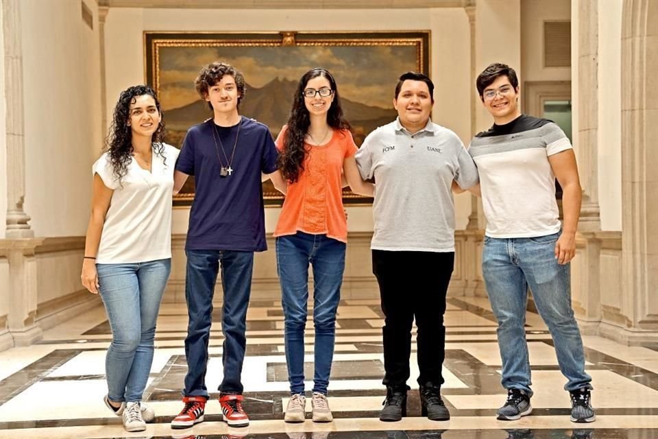 Los cinco estudiantes de la Licenciatura en Matemáticas de la UANL buscan recursos. Viven en diferentes municipios.