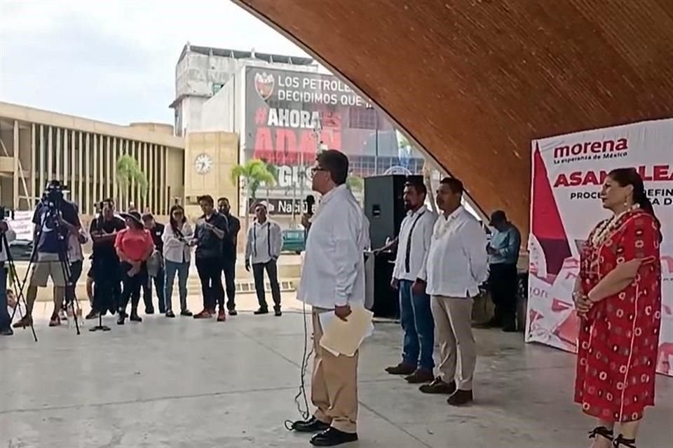 Ricardo Monreal llevó a cabo una asamblea con pocos seguidores en el jardín municipal de Salina Cruz, Oaxaca, junto a una manta de los petroleros apoyando a Adán Augusto.