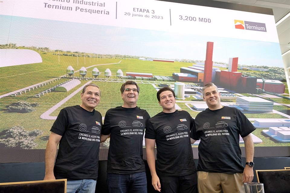 César Jiménez, Presidente Ejecutivo de Ternium México; Máximo Vedoya, CEO de Ternium; Samuel García, Gobernador de Nuevo León, e Iván Rivas, Secretario de Economía Estatal.