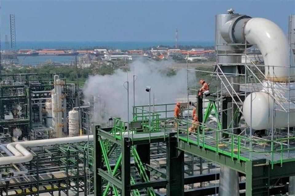 Especialistas plantean reorientar la actividad de la Refinería Olmeca, que todavía no opera como tal, a la petroquímica.