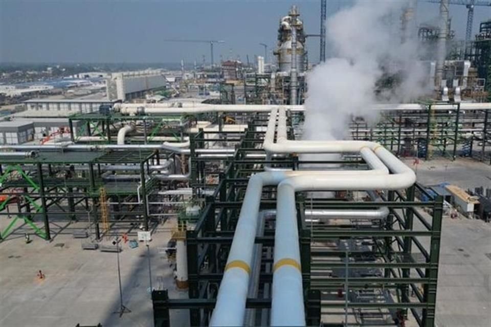Pemex indicó que el paro en la Refinería Olmeca se derivó por una falla general de vapor.