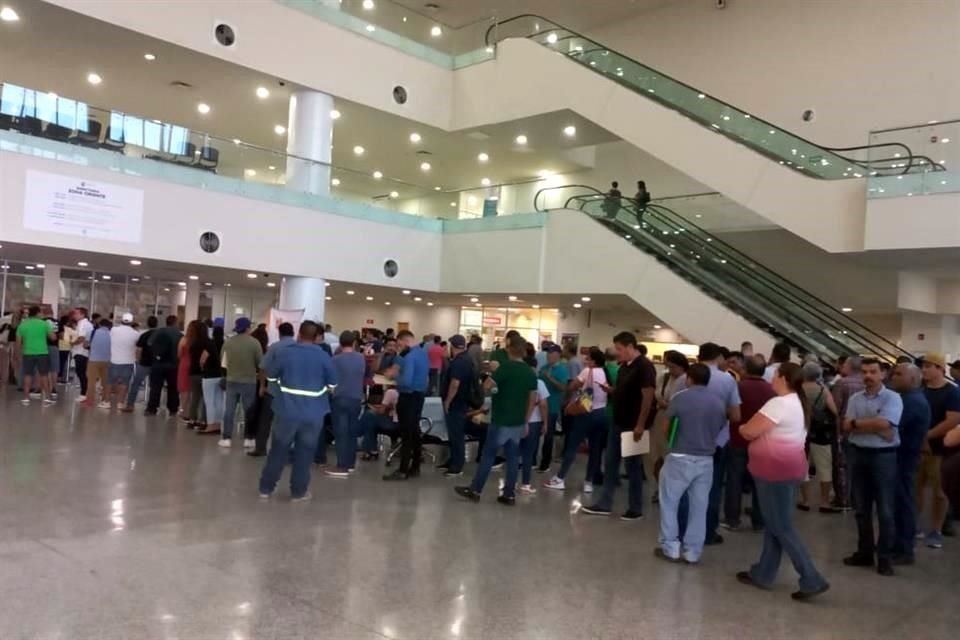 Largas filas para el último día de replaqueo.