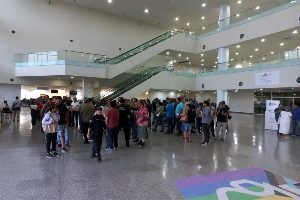 Largas filas para el último día de replaqueo.