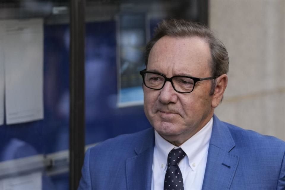 El actor Kevin Spacey fue calificado como 'acosador sexual' por la fiscalía británica, en el inicio de su juicio por 12 agresiones sexuales.