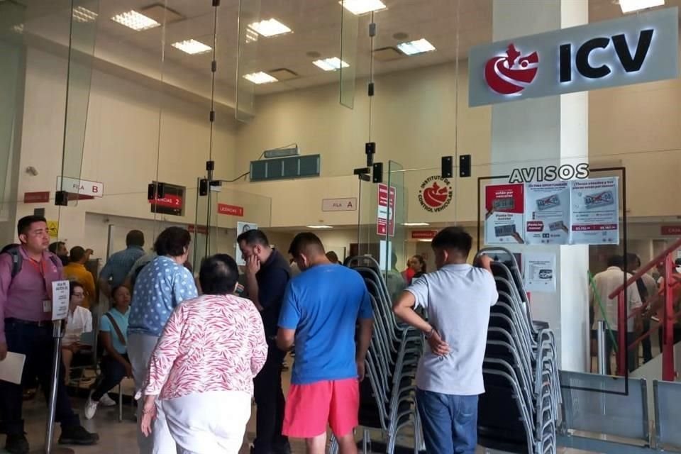 Gente esperando por horas en ICV.