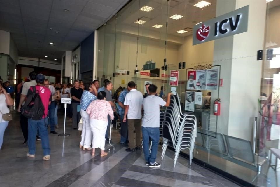 Gente esperando por horas en ICV.