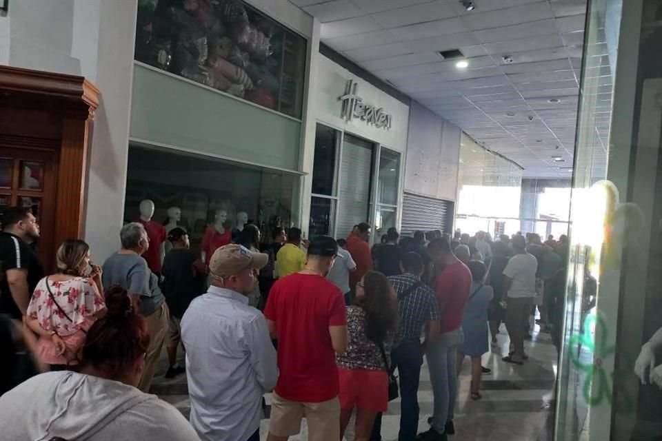 Gente esperando por horas en ICV.