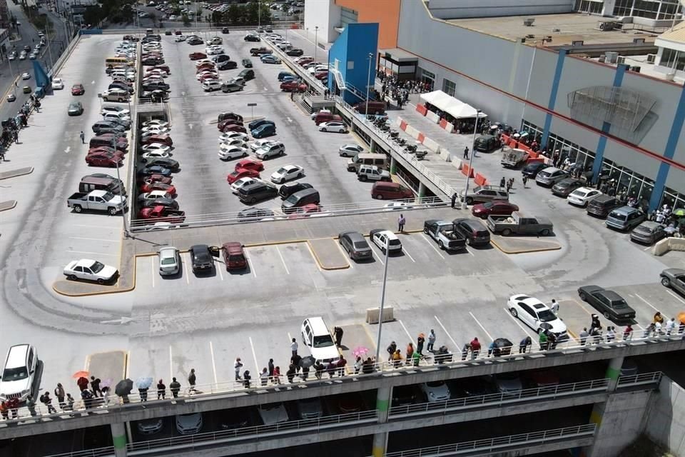 A pleno sol, las personas hacían fila en el estacionamiento de Plaza Cumbres para poder completar el trámite