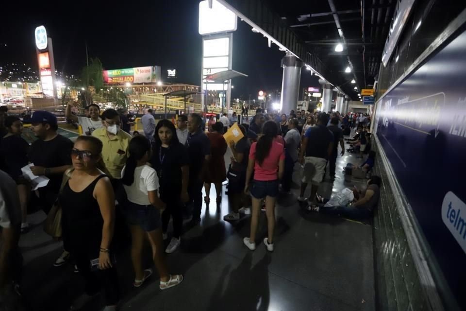 En Plaza La Silla, cientos de usuarios estarían hasta la madrugada de hoy en espera de tramitar su nuevo juego de placas.