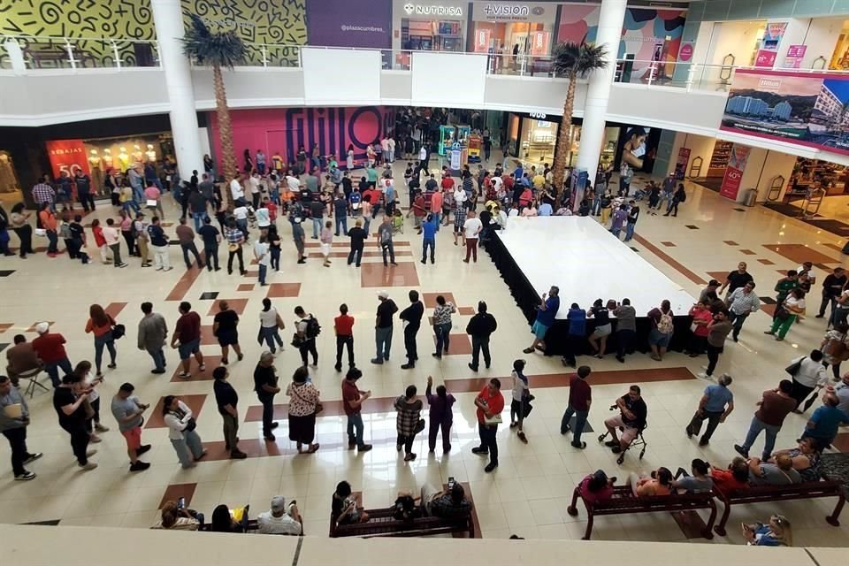 La sede del ICV en Plaza San Pedro lució abarrotada prácticamente durante todo el día.