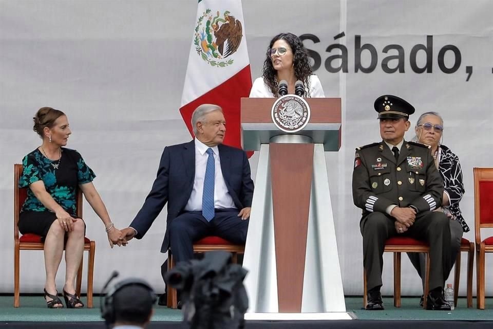 Este evento se caracterizó porque AMLO no fue el único orador. Luisa María Alcalde, titular de Segob, fue la primera en hablar. En su discurso, dijo que la transformación no se va... no se va.