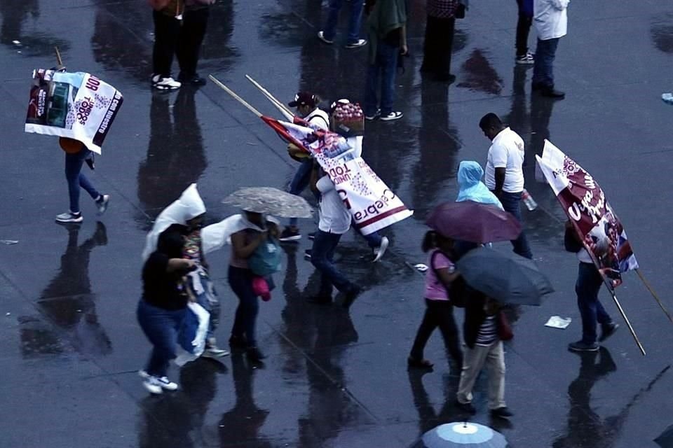 Ante la lluvia, algunos asistentes se fueron durante el discurso de AMLO.