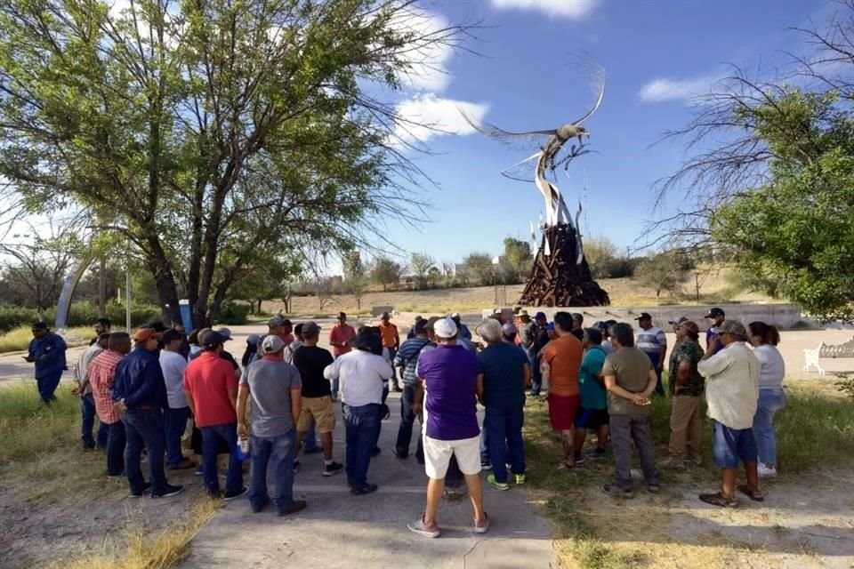 Trabajadores de Altos Hornos realizan sus asambleas informativas en el monumento del Ave Fénix, cerca de las oficinas corporativas de la empresa, en Monclova.