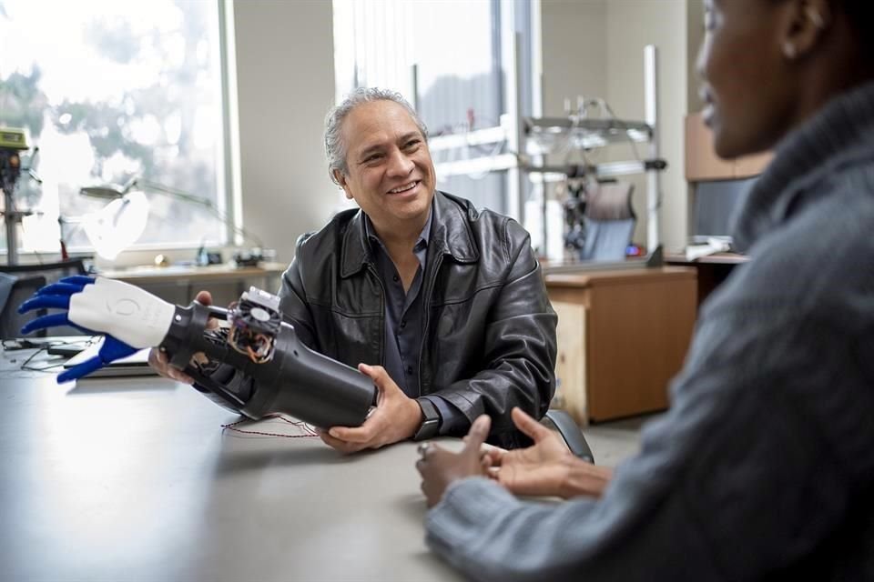 El mexicano Francisco Valero-Cuevas es investigador del Departamento de Ingeniería Biomédica de la Universidad del Sur de California.