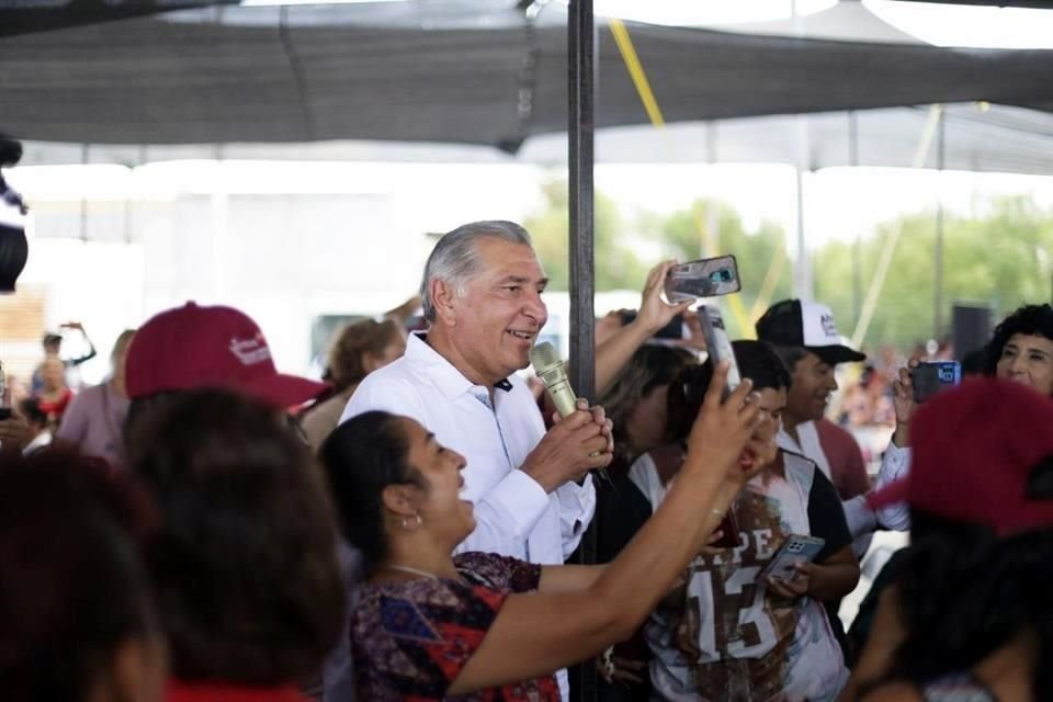 Adán Augusto López en una asamblea informativa en Nuevo Laredo.