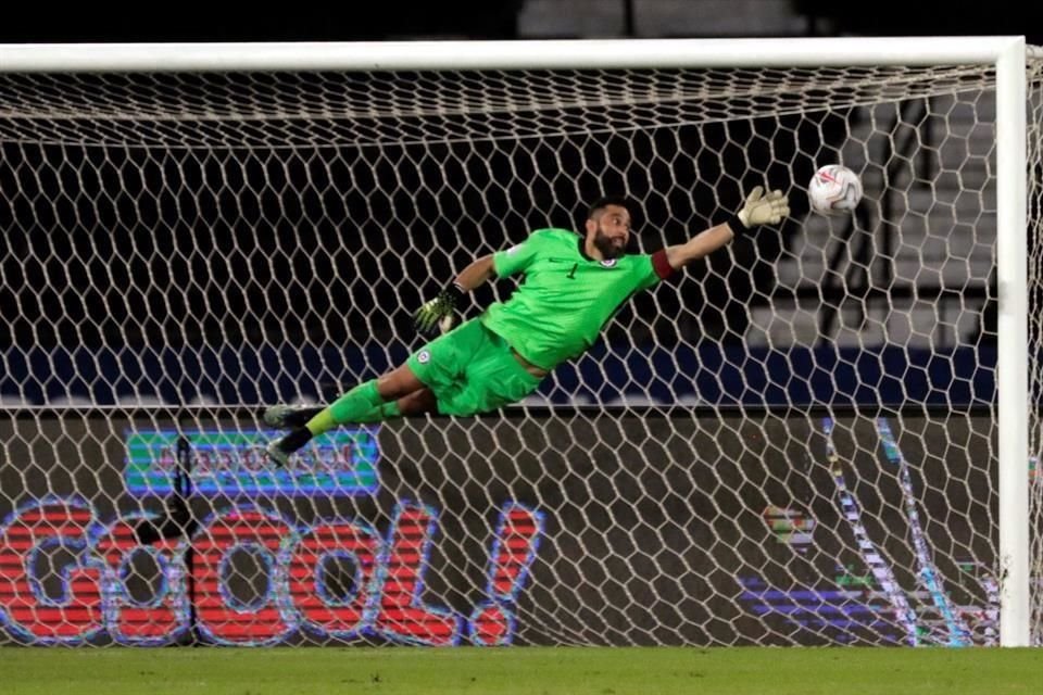 Claudio Bravo nada pudo hacer ante el disparo del astro argentino.