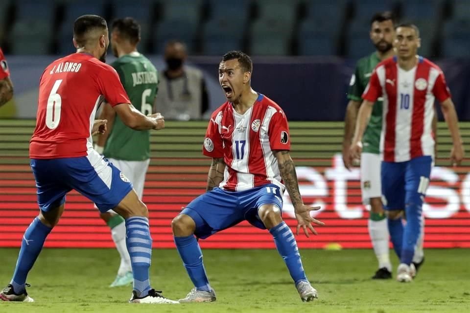 Alejandro Romero marcó un golazo de volea y desde fuera del área para empatar el partido.