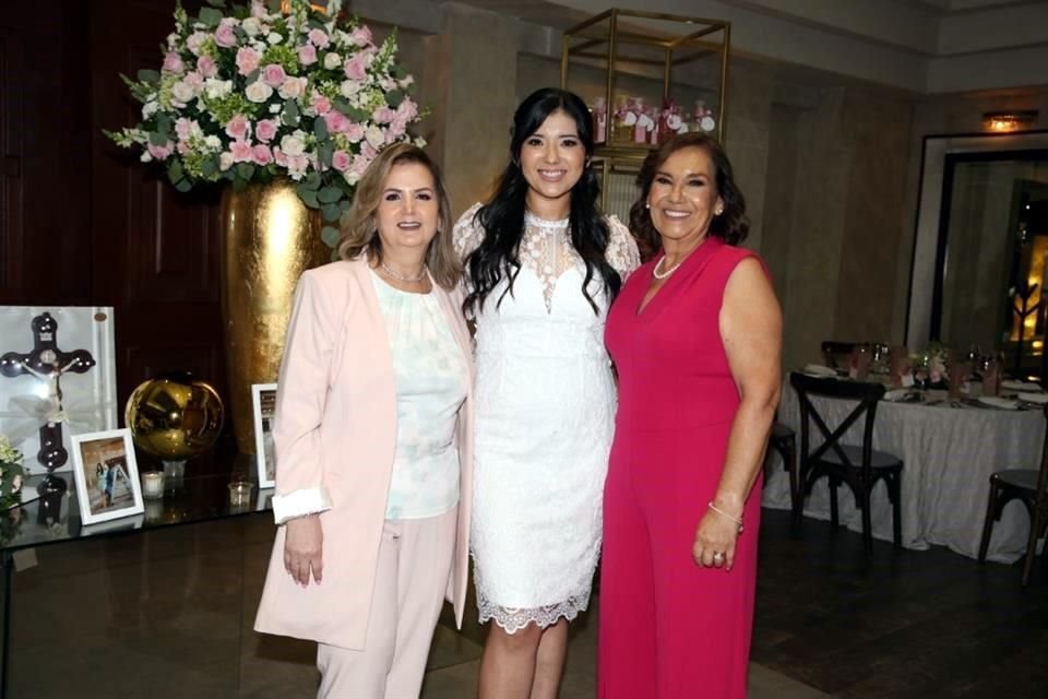 Diana Flores de Caballero, Martha Carrales González y Martha Margarita González Garza