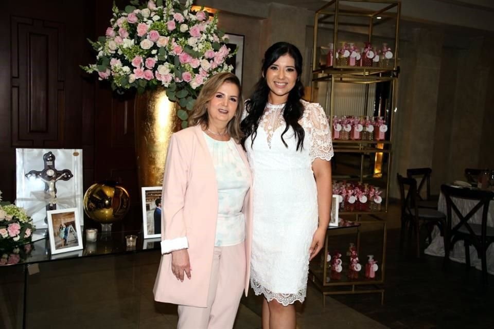 Diana Flores de Caballero y Martha Carrales González