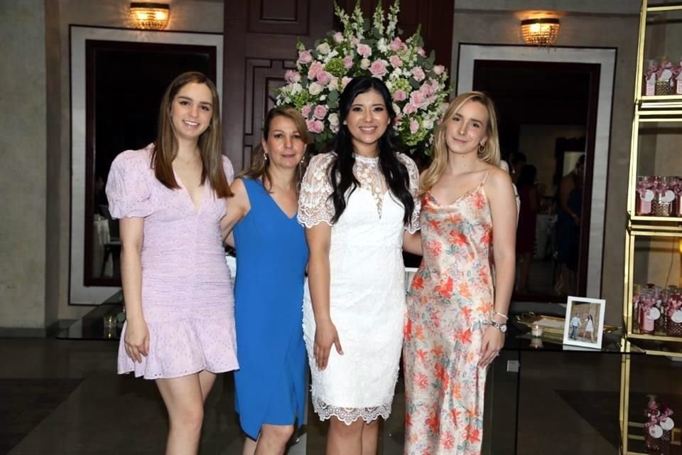 Lisa Carral, Verónica Flores de Carral, Martha Carrales González y Regina Carral