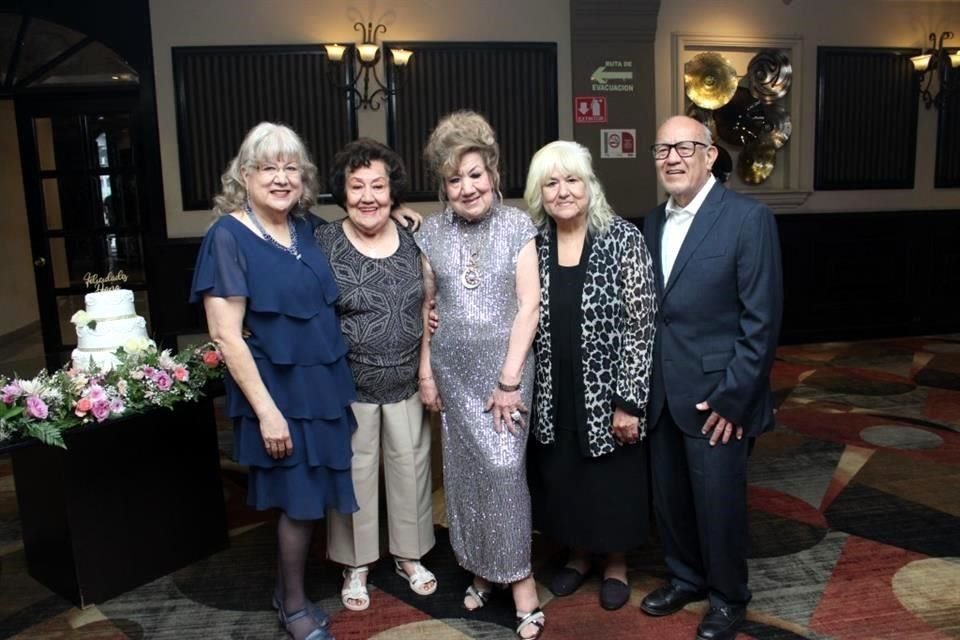 Laura Reyna Garza, Bertha Alicia Rena, la festejada, Rosalinda Reyna Garza y Jorge Reyna Garza