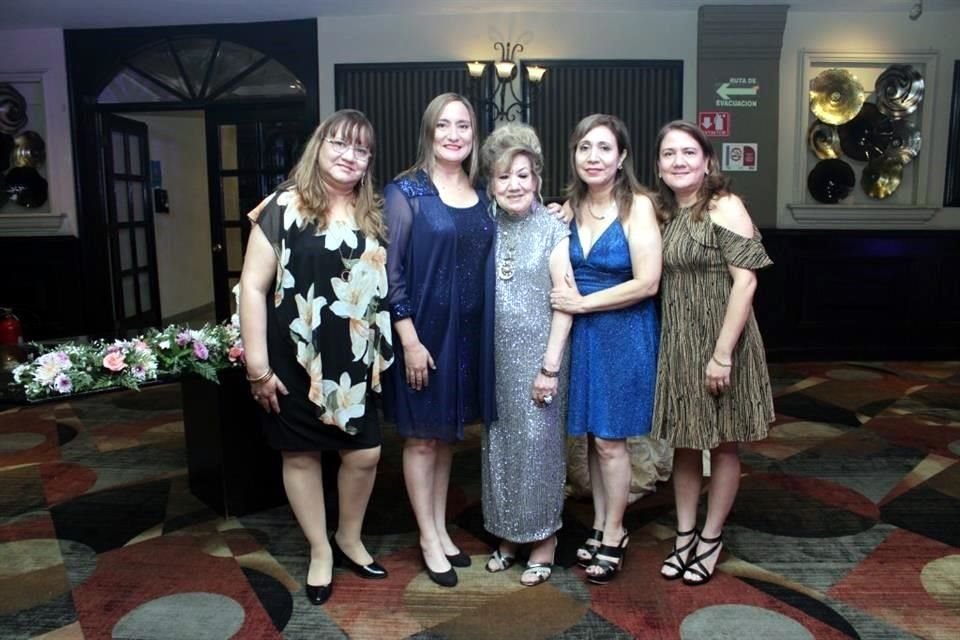 Con sus hijas: Sylvia García Reyna, Mónica García Reyna, Diana Reyna Garza, Elizabeth García Reyna y Gabriela García Reyna