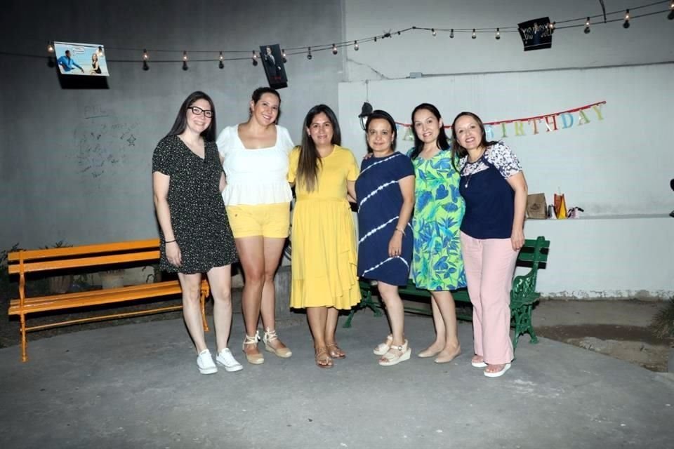 Deniss Alvez, Maricela de Altamirano, Anabel Castillo, Vero de Larralde, Gladys de de León y Mónica de Ovando