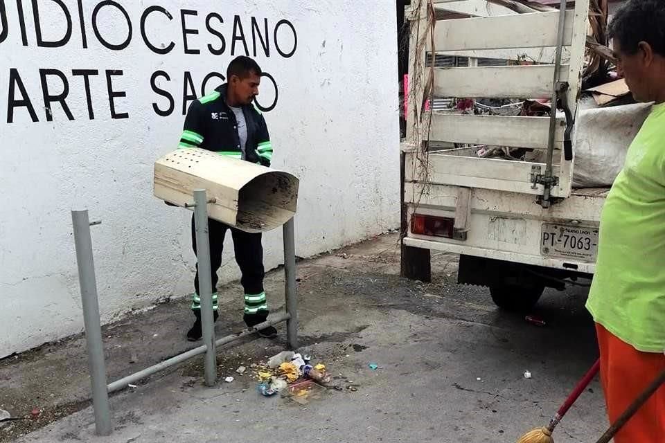 Tras denunciarse el abandono y acumulación de basura en la Plaza del Roble, en el Centro, el Municipio de Monterrey arranca limpieza.